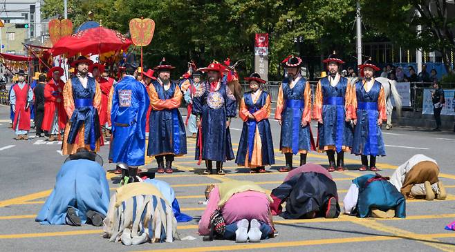 2026 정조대왕 능행차 공동재현에서 백성들이 안양역을 찾은 정조대왕 행렬을 향해 격쟁을 하고 있다. 홍기웅기자
