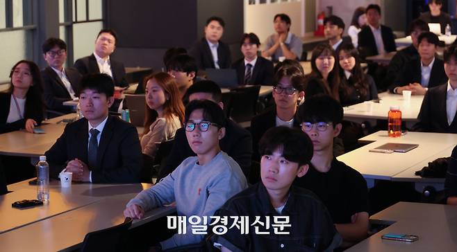 매일경제·한인금융인협회(KFS)가 2일 서울 드림플러스 강남에서 개최한 ‘2026 KFS 코리아 스튜던트 콘퍼런스’에서 대학생들이 강연을 듣고 있다. 이승환 기자