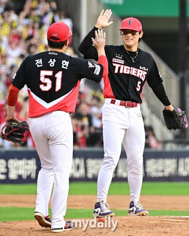 2026년 10월 4일 오후 서울 잠실구장에서 열린 '2026 신한 SOL KBO리그' KIA 타이거즈와 LG 트윈스의 경기. KIA가 6-5로 승리한 뒤 기뻐하고 있다./잠실=유진형 기자 zolong@mydaily.co.kr