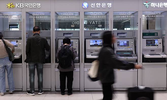 시중은행에 이어 저축은행과 캐피탈사 등 제2금융권까지 해킹 사고가 잇따르고 있는 4일 서초구 서울고속버스터미널에 개인정보가 유출된 신한·KB국민·하나 은행의 현금 자동 입출금기(ATM) 코너가 보이고 있다. 뉴시스