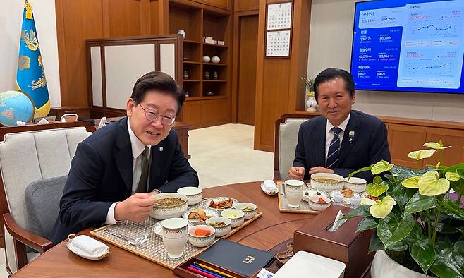 이재명 대통령이 지난 1일 청와대에서 더불어민주당 정청래 전 대표와 만찬을 하고 있다. 청와대 제공