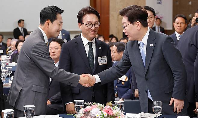 노인의 날 기념식… 손잡은 李·장동혁 이재명 대통령이 지난 2일 서울 한 호텔에서 열린 제30회 노인의 날 기념식에서 국민의힘 장동혁 대표(왼쪽)와 인사하고 있다. 이 대통령은 이날 축사에서 “비용 부담 때문에 치료받기를 주저하는 일이 없도록 간병비에도 건강보험 적용을 추진하겠다”고 말했다. 가운데는 더불어민주당 김민석 대표. 청와대사진기자단