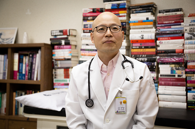 양성관 의정부백병원 가정의학과 과장 사진. 양 과장은 호스피스 진료 경험을 거쳐 현재는 요양원을 직접 찾아 환자를 진료하고 있다.