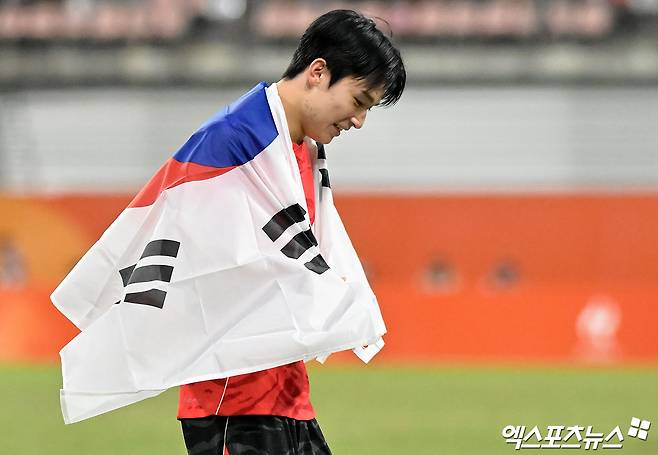 지난 3일 열린 2026 아이치·나고야 아시안게임 남자 축구 결승에서 일본전 승리로 금메달을 목에 건 양민혁. 사진 김한준 기자