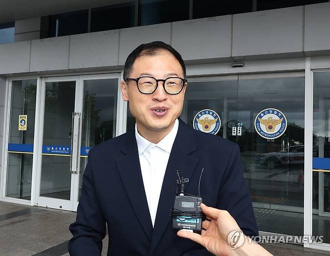 첫 경찰 출석 마친 김상욱 울산시장 (울산=연합뉴스) 장지현 기자 = 해외 성매매 의혹 및 공직선거법 위반 혐의 등으로 울산경찰청 수사를 받는 김상욱 울산시장이 4일 첫 경찰 출석을 마치고 나와 취재진 질문에 답하고 있다. 2026.10.4 jjang23@yna.co.kr
