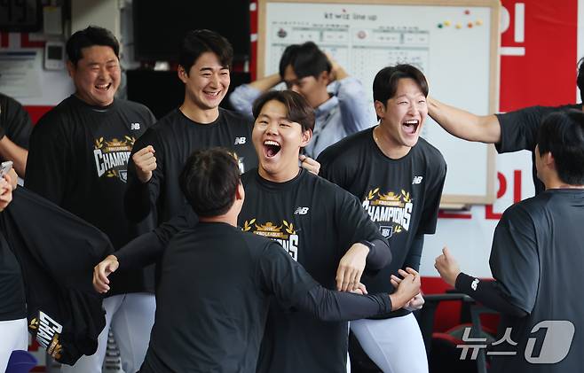 5일 오후 경기 수원시 장안구 KT위즈파크에서 열린 '2026 신한 SOL 뱅크 KBO리그' 롯데 자이언츠와 KT 위즈의 경기 종료 후 정규시즌 우승이 확정되는 순간 KT 선수들이 기뻐하고 있다. 2026.10.5 ⓒ 뉴스1 김영운 기자