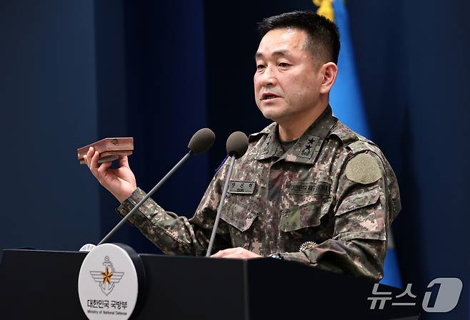 양진혁 합동참모본부 작전부장이 5일 서울 용산구 국방부에서 북한군 수지반보병 지뢰를 들어보이며 육군 25사단 비무장지대(DMZ) 지뢰 폭발상황을 설명하고 있다. 2026.10.5 ⓒ 뉴스1 구윤성 기자