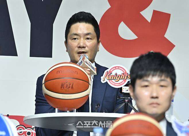 SK 전희철 감독이 29일 서울 용산구 블루스퀘어에서 열린 2026~2027 프로농구 개막 미디어데이에서 질문에 답하고 있다. 사진 | 최승섭 기자 thunder@sportsseoul.com