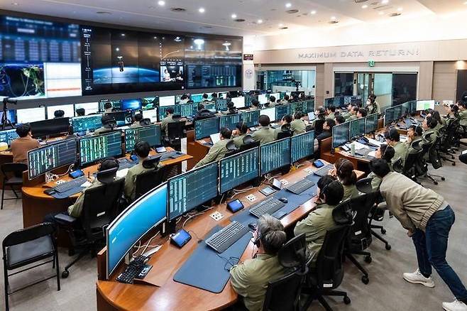 지난해 11월27일 누리호 4차 발사 후 한국항공우주연구원 연구진이 전남 고흥 나로우주센터 발사통제센터(LCC)에서 누리호의 비행 상태와 궤도 정보를 확인하고 있다. 항우연 제공