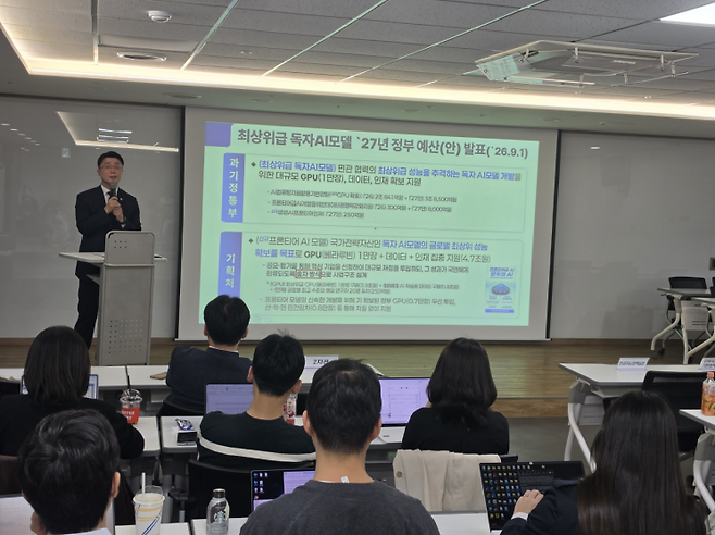 류제명 과학기술정보통신부 제2차관은 지난 2일 한국지능정보사회진흥원(NIA) 서울사무소 대회의실에서 '독파모 프로젝트와 프론티어AI 방향' 관련 기자간담회를 갖고 "독파모 사업은 예정대로 진행되며, 이와 동시에 프론티어AI 개발도 추진한다"고 밝혔다. 서소정 기자.
