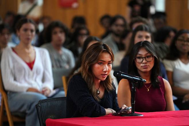 <YONHAP PHOTO-3795> People gather prior to a hearing on sexual assault on campus at Cornell University in Ithaca, N.Y., Thursday, Oct. 1, 2026. (AP Photo/Matt Rourke)/2026-10-02 06:28:07/<저작권자 ⓒ 1980-2026 ㈜연합뉴스. 무단 전재 재배포 금지, AI 학습 및 활용 금지>