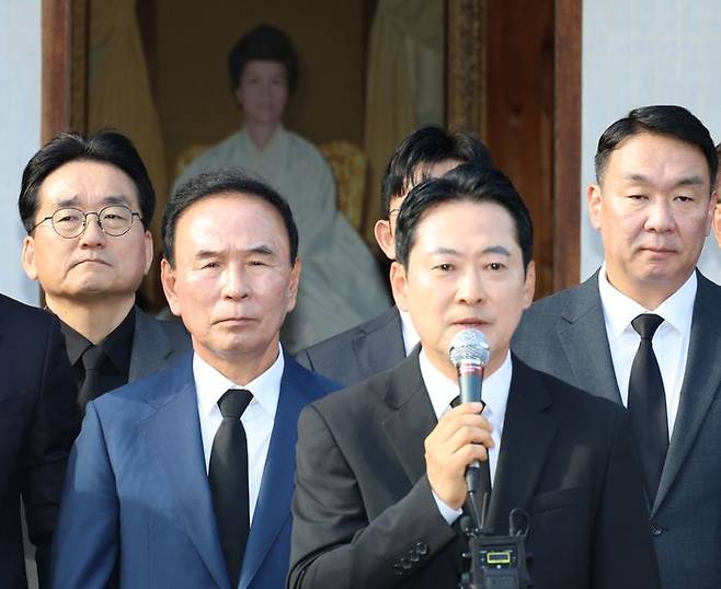 장동혁 대표가 5일 박정희 전 대통령의 배우자인 고 육영수 여사의 충북 옥천 생가를 방문해 역사 왜곡 논란을 빚고 있는 영화 암사자(들) 규탄 기자회견을 하고 있다. ⓒ연합뉴스