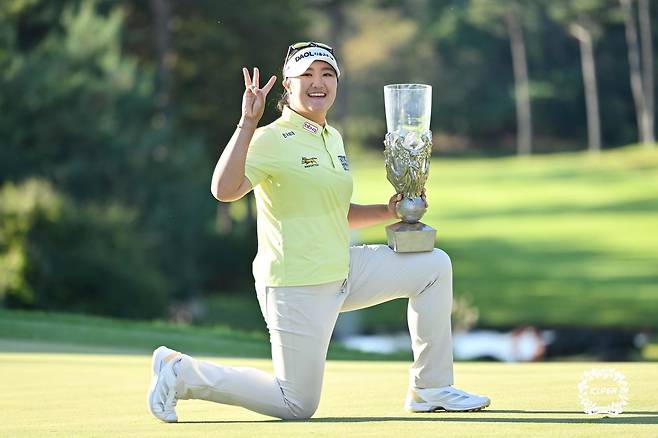 올 시즌 미국여자프로골프(LPGA)투어 메이저대회 2승을 거둔 유해란이 4일 한국여자프로골프(KLPGA)투어 메이저대회 하이트진로 챔피언십에서 정상에 오른 뒤 손가락 3개(메이저 우승 횟수)를 펼쳐 보이고 있다. KLPGA투어 제공