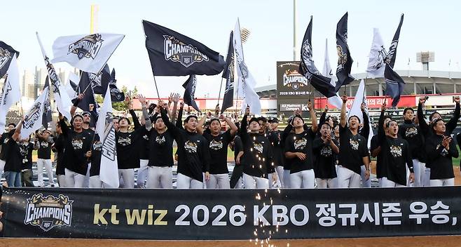 5일 오후 경기 수원시 장안구 KT위즈파크에서 열린 ‘2026 신한 SOL 뱅크 KBO리그’ 롯데 자이언츠와 KT 위즈의 경기 종료 후 정규시즌 우승을 확정한 KT 선수들이 세리머니를 하고 있다. 이날 두산 베어스와 삼성 라이이온즈의 경기에서 삼성이 패하고 KT가 9대0으로 승리하면서 팀 통산 2번째 정규시즌 우승을 확정지었다. 2026.10.5 뉴스1