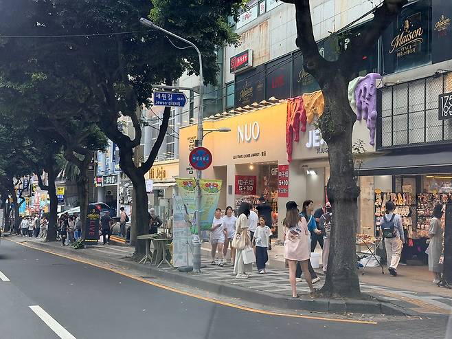 지난 6월 30일 제주시 연동 신라면세점 제주점 인근 가로수길을 가득 채우고 있는 중화권 관광객들. 최충일 기자