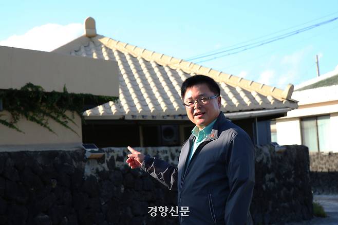 홍창부씨(61)가 지난달 10일 제주특별자치도 제주시 한림읍 옹포리의 한 주택 앞에 서 있다. 이 집은 4·3사건 당시 경찰의 학살 위기에 처했던 아버지 홍병익씨를 머슴으로 들여 지켜 준 마을 유지 임씨가 살던 집이다. 조해람 기자