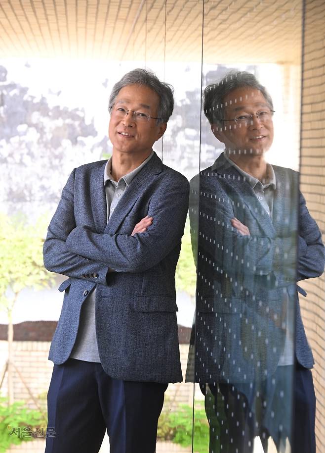 ‘노무현 평전’을 펴낸 윤태영 전 청와대 연설기획비서관이 지난달 29일 서울 종로구 사람사는세상 노무현시민센터에서 진행된 서울신문과의 인터뷰에 앞서 포즈를 취하고 있다. 윤 전 비서관은 “대통령은 대통령의 스케줄, 대통령의 시야에서 바라본다”며 “당정 간 입장이 상충되는 걸 조화시켜 내는 것도 정치력”이라고 말했다. 안주영 전문기자