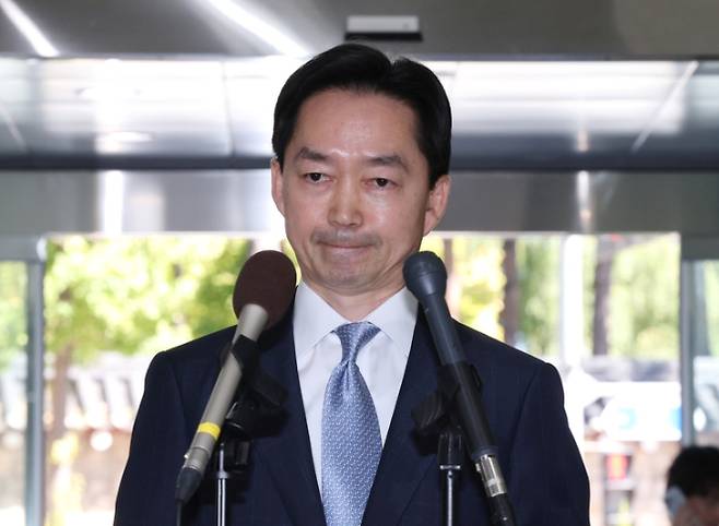김지용 중대범죄수사청장 후보자가 지난 2일 인사청문회 준비 사무실이 마련된 정부서울청사 창성동 별관으로 들어서고 있다. 김 후보자의 인사청문요청안은 제청 25일 만인 이날 국회에 제출돼, 청문회가 중수청 개청 이후에야 열리게 됐다. 연합뉴스