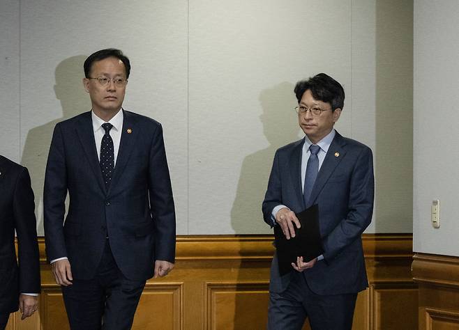 이형일(왼쪽) 부총리 겸 재정경제부 장관과 홍지선 국토교통부 장관이 2일 서울 중구 은행회관에서 열린 시장상황점검회의를 위해 입장하고 있다. 김정훈 기자