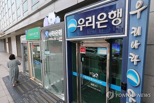 3%대 중반 넘긴 시중은행 예금 금리 (서울=연합뉴스) 박동주 기자 = 사진은 13일 서울시내 현금인출기. 2026.9.13 pdj6635@yna.co.kr