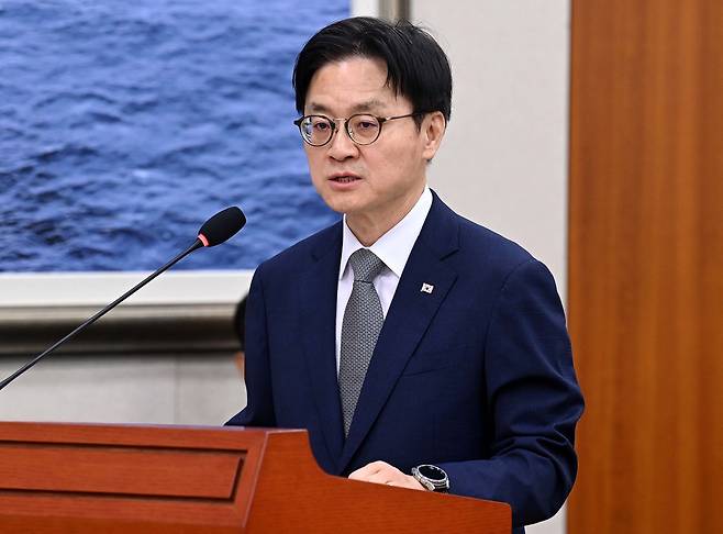 김정관 산업통상부 장관이 6일 서울 여의도 국회에서 열린 산업통상부 등에 대한 국정감사에서 업무보고를 하고 있다. 신태현 기자 holjjak@