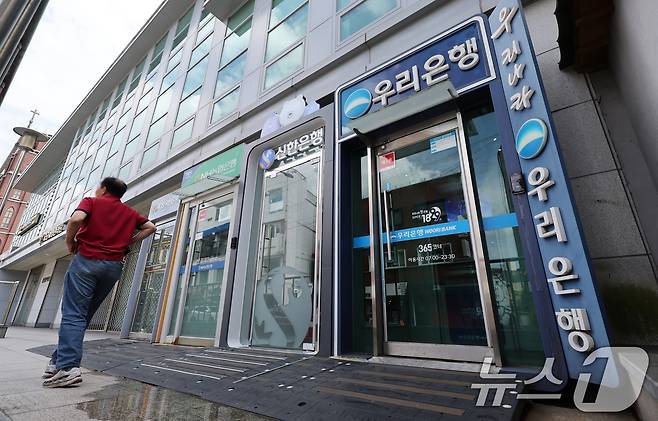 2일 오후 서울 시내의 한 시중은행 ATM 앞으로 시민이 이동하고 있다. 2026.9.2 ⓒ 뉴스1 박지혜 기자