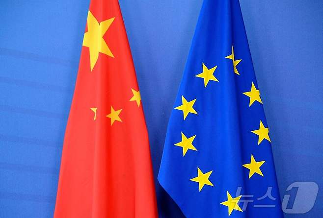 중국 오성홍기(왼쪽)과 유럽연합(EU)기 ⓒ AFP=뉴스1
