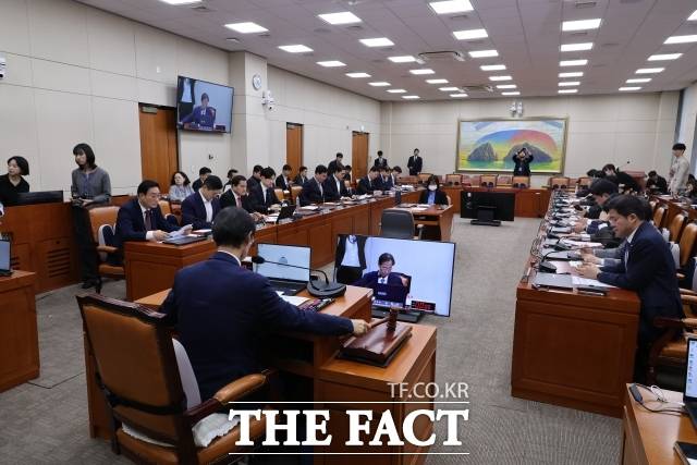 국회 정무위원회 국정감사에서 권오을 국가보훈부 장관의 북한 '인민공화국' 표현을 두고 야당이 정정을 요구했지만 권 장관은 공식적인 경우에는 국명을 사용하는 것이 맞다며 맞섰다. 사진은 유동수 국회 정무위원회 위원장이 지난 1일 여의도 국회에서 제439회 국회(정기회) 정무위원회 제5차 전체회의를 주재하고 있는 모습. /뉴시스