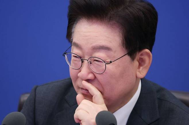 이재명 대통령이 6일 청와대에서 열린 국무회의에서 참석자 발언을 듣고 있다. 2026.10.6 연합뉴스