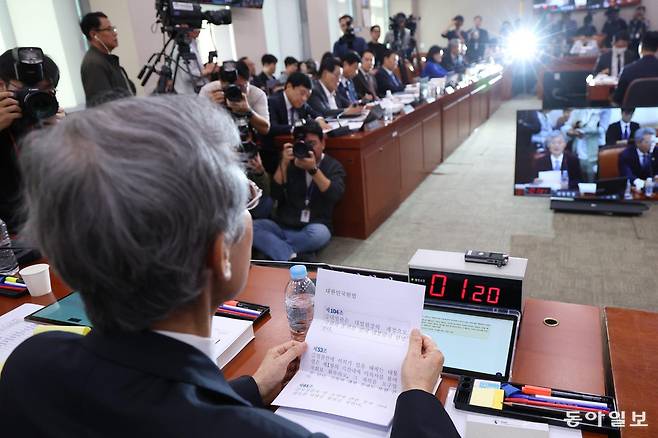 조희대 대법원장이 6일 대한민국 헌법 조항이 적힌 문건을 읽으며 대법관 재제청 요구 거부 및 선서와 증인 거부 사유 등을 밝히고 있다. 박형기 기자 oneshot@donga.com