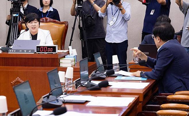 서영교 국회 법제사법위원장과 박형수 국민의힘 간사가 언쟁을 벌이고 있다. 뉴스1