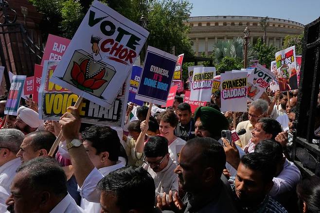 인도국민회의(INC) 지도자 프리양카 간디 바드라(가운데)와 참석자들이 6일 인도 뉴델리에서 기야네시 쿠마르 중앙선거관리위원장의 사퇴를 요구하며 야당들이 주최한 시위 도중 피켓을 들고 행진하고 있다. 뉴시스AP외상