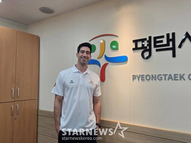 이사나예 라미레스 KB손해보험 감독이 5일 경기도 평택시 남부문화예술회관에서 열린 2026~2027시즌 출정식을 앞두고 취재진과 인터뷰를 가졌다. /사진=김동윤 기자