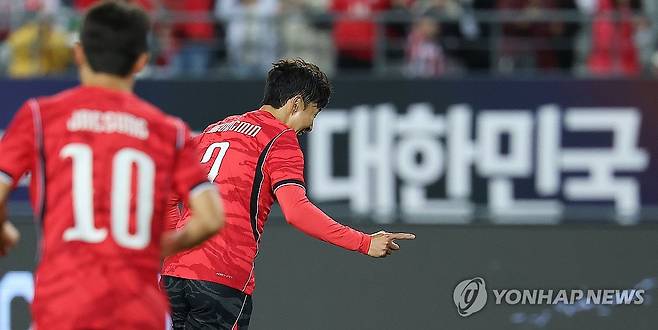 A매치 최다 59호 골 넣는 손흥민 (용인=연합뉴스) 김성민 기자 = 6일 경기 용인시 용인미르스타디움에서 열린 축구 국가대표팀 평가전 대한민국과 우즈베키스탄의 경기. 한국 손흥민이 프리킥으로 골을 넣은 뒤 세리머니를 하고 있다.
손흥민은 이 골로 한국인 A매치 최다 59호 골을 기록했다. 2026.10.6 ksm7976@yna.co.kr