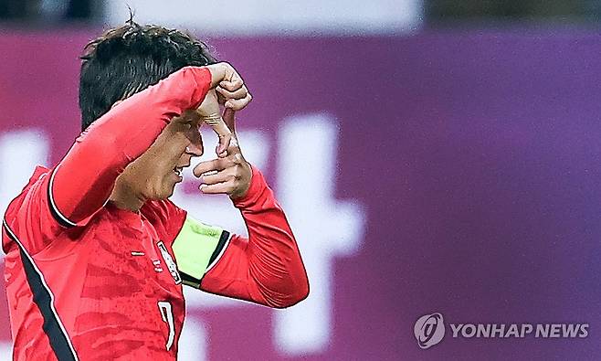 손흥민, A매치 최다 59호 골 환호 (용인=연합뉴스) 김성민 기자 = 6일 경기 용인시 용인미르스타디움에서 열린 축구 국가대표팀 평가전 대한민국과 우즈베키스탄의 경기. 한국 손흥민이 프리킥으로 골을 넣은 뒤 세리머니를 하고 있다.
손흥민은 이 골로 한국인 A매치 최다 59호 골을 기록했다. 2026.10.6 yatoya@yna.co.kr