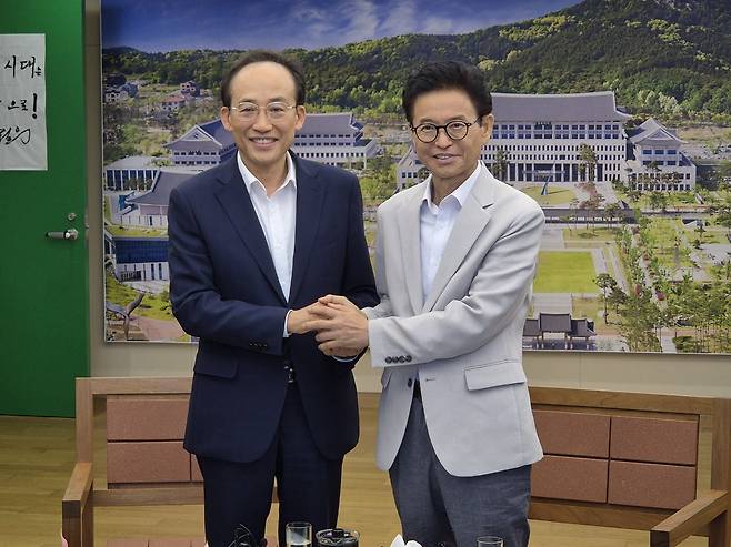 이철우 경북지사(오른쪽)와 추경호 대구시장 지난 7월 민선 9기 출범 이후 처음으로 경북도청에서 만나 대구경북행정통합과 신공항 등 양 지역 공통 현안에 대해 논의했다. /경북매일DB
