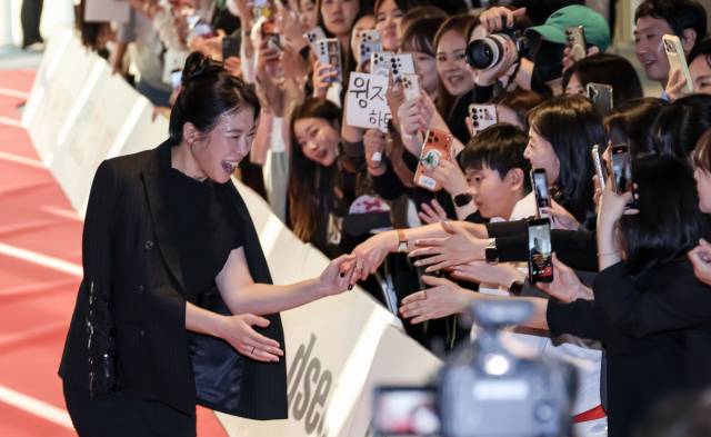 2026 부일영화상이 7일 부산 해운대구 시그니엘 부산 그랜드볼룸에서 열렸다. 염혜란이 레드카펫으로 입장하며 포즈를 취하고 있다. 김종진 기자 kjj1761@
