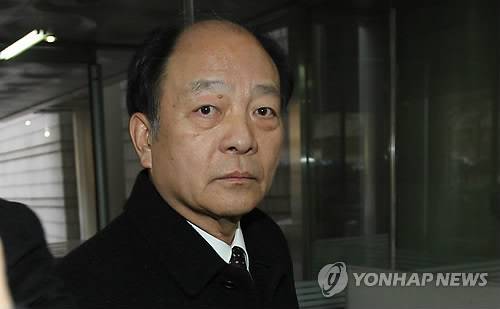 2천억원대 세금을 포탈한 혐의로 불구속 기소된 권혁 시도상선 회장이 2012년 2월15일 오전 첫 공판에 참석하기 위해 서울중앙지법에 들어서고 있다.