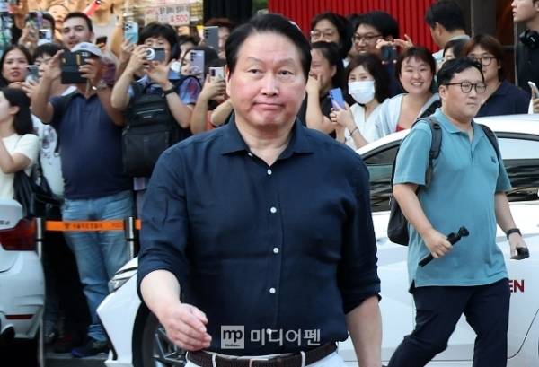최태원 SK회장이 지난 6월 5일 오후 서울 서교동의 한 고깃집에서 젠슨 황 엔비디아 최고경영자와의 삼겹살 회동에 참석하고 있다. /사진=미디어펜 김상문 기자