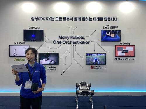 ▲7일 서울 강남구 코엑스에서 열린 'AI 페스타 2026' 삼성SDS 부스에서 관계자가 로봇 통합 운영 기술 'RX(로봇 전환)'를 소개하고 있다. 삼성SDS는 제조사가 다른 여러 로봇을 하나의 플랫폼에서 관리하는 기술을 선보였다. 사진=이수진 인턴기자