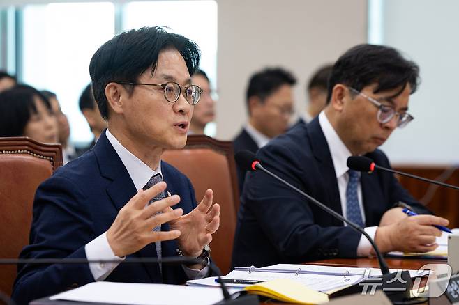 김정관 산업통상부 장관이 6일 서울 여의도 국회에서 열린 산업통상자원중소벤처기업위원회의 산업통상부 등에 대한 국정감사에 출석해 의원 질의에 답하고 있다. 2026.10.6 ⓒ 뉴스1 유승관 기자