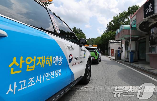 대전경찰청 등 수사전담팀이 4일 오전 한화에어로스페이스 대전사업장에서 압수수색을 하기 위해 차량으로 진입하고 있다. 전담수사팀은 이날 한화에어로스페이스 대전사업장 및 R&D 캠퍼스, 서울 본사 등 총 3개소에 대전경찰청 광역범죄 수사대 등 경찰 34명과 대전지방고용노동청 근로감독관 20명 등 총 54명을 투입해 압수수색을 진행했다. 2026.6.4 ⓒ 뉴스1 김기태 기자