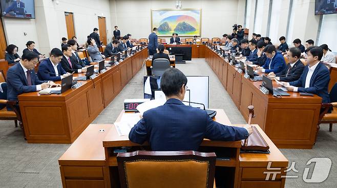 유동수 국회 정무위원장이 17일 서울 여의도 국회에서 열린 제439회 국회(정기회) 정무위원회 제3차 전체회의에서 의사봉을 두드리고 있다. 2026.9.17 ⓒ 뉴스1 유승관 기자