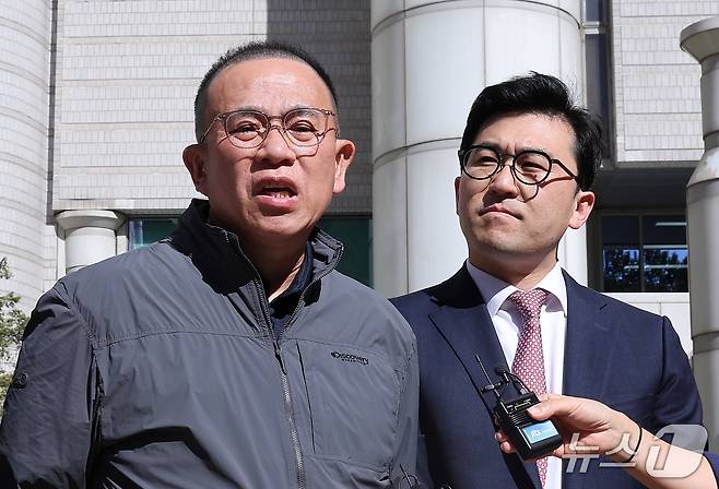 윤석열 전 대통령에게 여론조사를 무상으로 제공한 혐의를 받는 '정치브로커' 명태균 씨가 7일 서울 서초구 서울고등법원에서 열린 정치자금법 위반 혐의 2심 선고 공판에서 무죄를 선고 받은 후 법정을 나서며 취재진의 질문에 답하고 있다. 2026.10.7 ⓒ 뉴스1 김성진 기자
