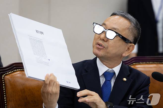 김문수 더불어민주당 의원이 7일 서울 여의도 국회에서 열린 교육위원회의 교육부 등에 대한 국정감사에서 AI글래스를 활용한 수능 문항 풀이 시연을 하고 있다. 2026.10.7 ⓒ 뉴스1 유승관 기자