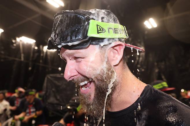 ATLANTA, GEORGIA - OCTOBER 01: Chris Sale #51 of the Atlanta Braves celebrate in the locker room after defeating the Philadelphia Phillies in game three of the National League Wild Card Series at Truist Park on October 01, 2026 in Atlanta, Georgia. Kevin C. Cox/Getty Images/AFP (Photo by Kevin C. Cox / GETTY IMAGES NORTH AMERICA / Getty Images via AFP)
<저작권자(c) 연합뉴스, 무단 전재-재배포, AI 학습 및 활용 금지>