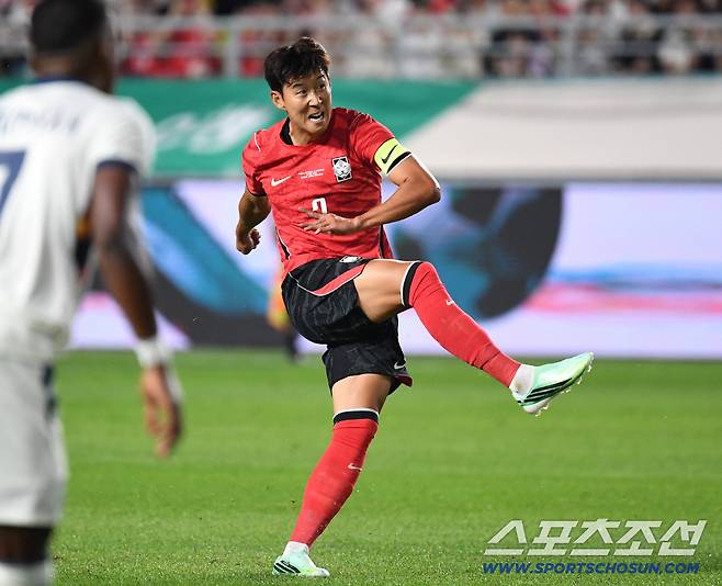 24일 수원월드컵경기장에서 열린 대한민국 축구대표팀과 에콰도르의 친선 경기. 프리킥 차고 있는 손흥민. 수원=송정헌 기자songs@sportschosun.com/2026.09.24/