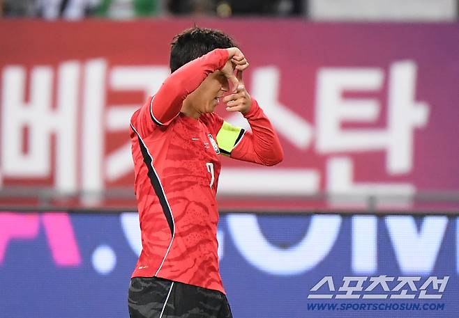 6일 오후 용인미르스타디움에서 열린 대한민국 축구대표팀과 우즈베키스탄의 친선경기. 손흥민이 프리킥 찬스에서 선제골을 넣은 후 세리머니를 하고 있다. 용인=정재근 기자 cjg@sportschosun.com/2026.10.6/