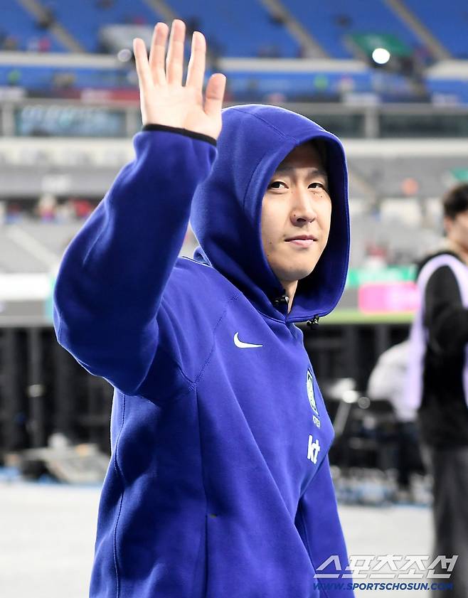 6일 오후 용인미르스타디움에서 열린 대한민국 축구대표팀과 우즈베키스탄의 친선경기. 한국이 2대0으로 승리했다. 이강인이 팬들에게 인사하고 있다. 용인=정재근 기자 cjg@sportschosun.com/2026.10.6/