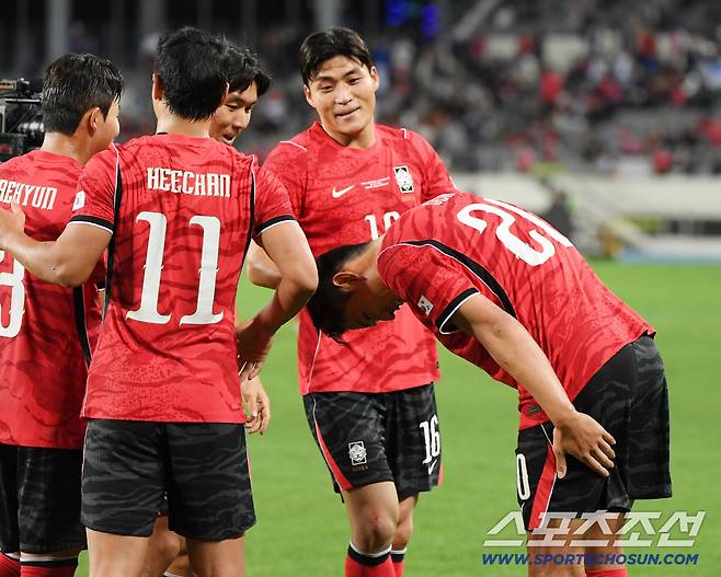 6일 오후 용인미르스타디움에서 열린 대한민국 축구대표팀과 우즈베키스탄의 친선경기. 후반 오세훈이 추가골을 넣은 후 어시스트를 한 황인범에게 고개 숙여 인사하고 있다. 용인=정재근 기자 cjg@sportschosun.com/2026.10.6/